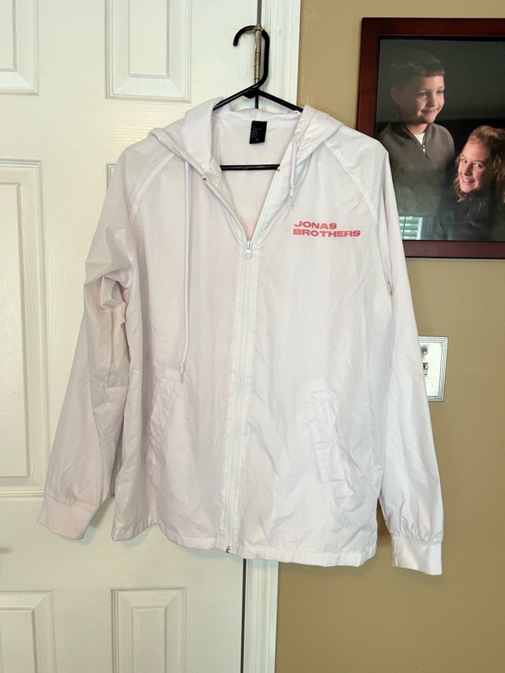 Jonas Bros White Hooded Windbreaker Jacket medium. Happiness begins tour 2019